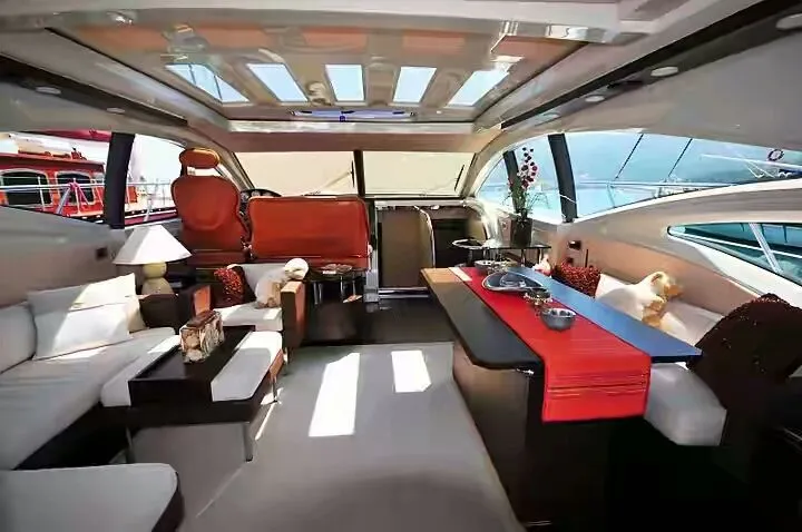 Azimut 68 s Абу-Даби