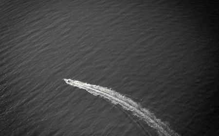 Скорость моторных  и парусных яхты