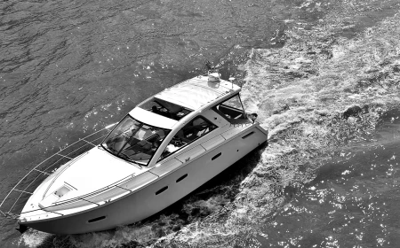 Скорость яхты в неподвижной воде